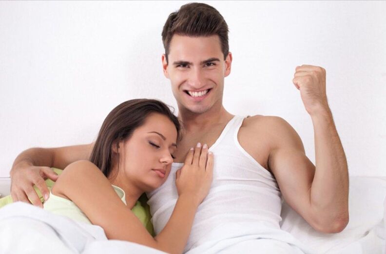 Người đàn ông mạnh mẽ trên giường với một cô gái